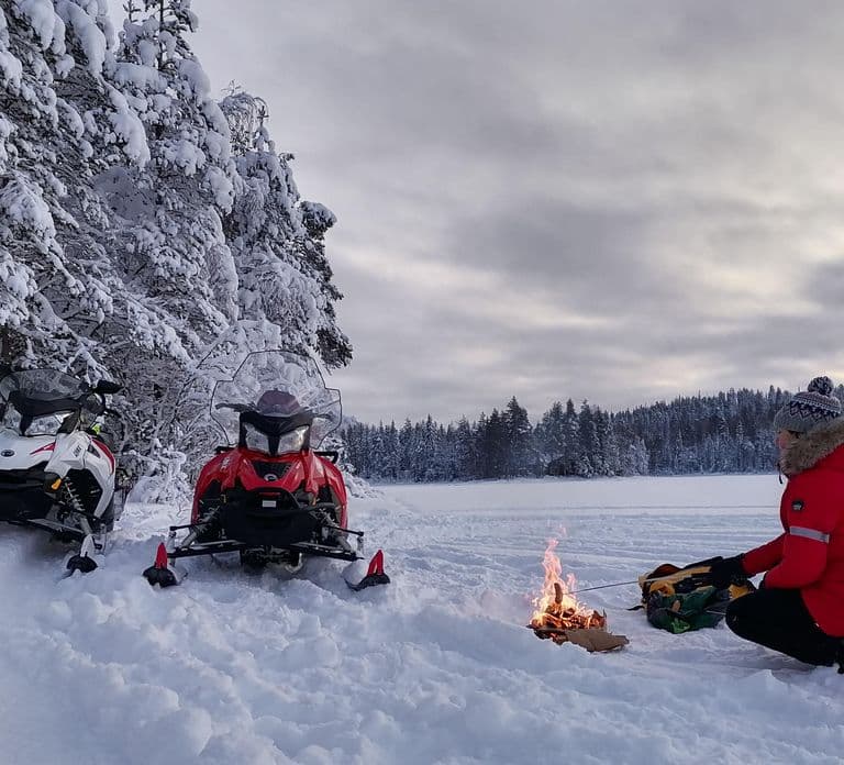 Rovaniemi: Aventura de día completo en moto de nieve
