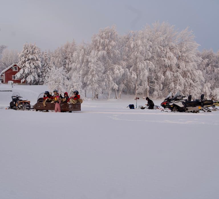 Rovaniemi: アイスフィッシング＆スノーモービルツアー（軽食付き）