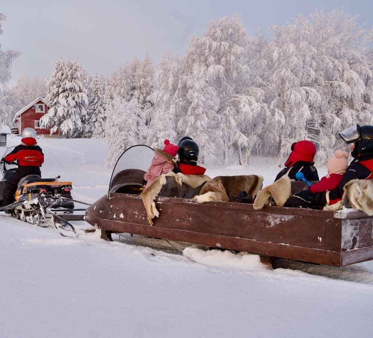 Rovaniemi: Tour in motoslitta e pesca sul ghiaccio con spuntini