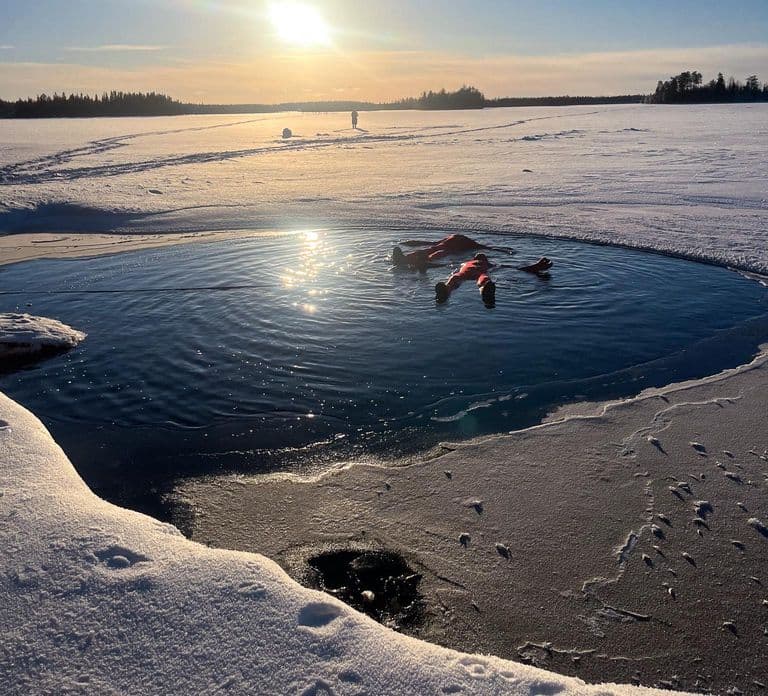 Rovaniemi: Ice Floating Experience