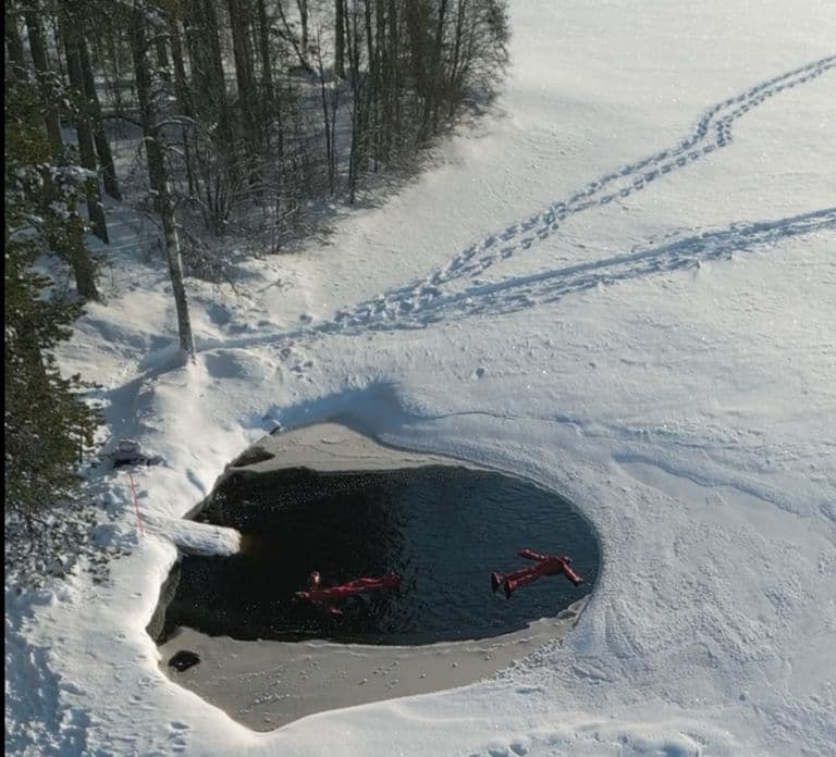 Rovaniemi: Ice Floating Experience
