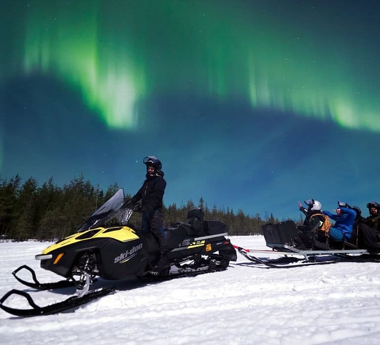 Rovaniemi: Paseo en trineo bajo la aurora boreal