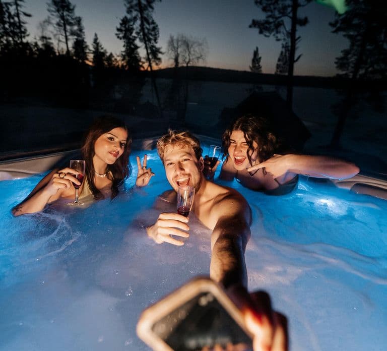 Rovaniemi: Northern Lights Trip with Arctic Sauna & Jacuzzi