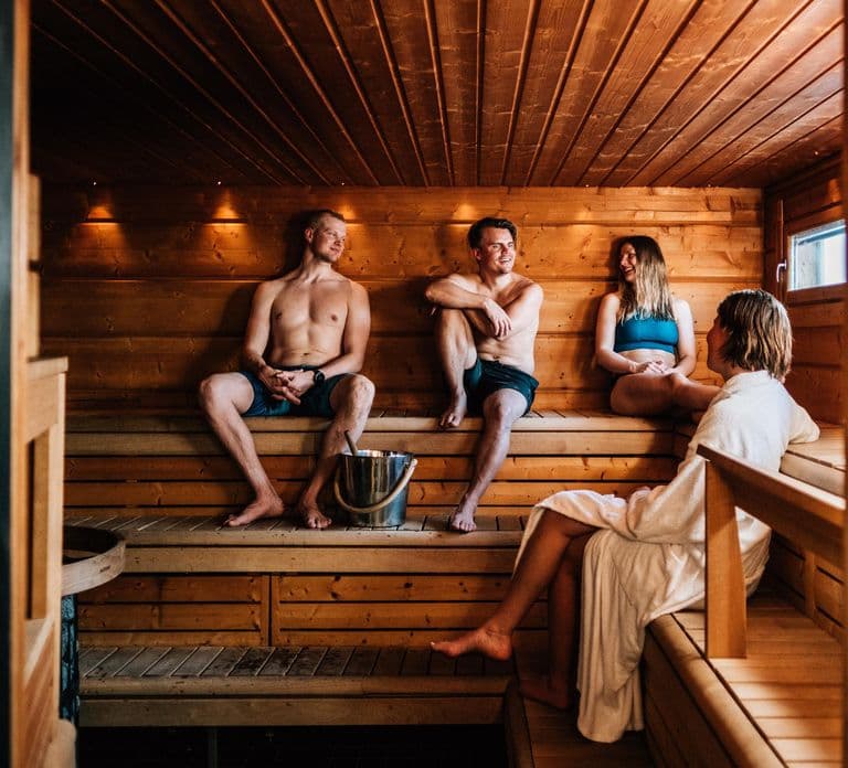 Rovaniemi: Overnight SnowHotel Adventure