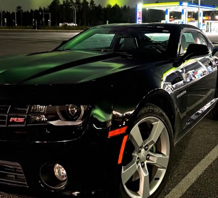 Rovaniemi: Tour privato dell'aurora boreale in Chevrolet Camaro