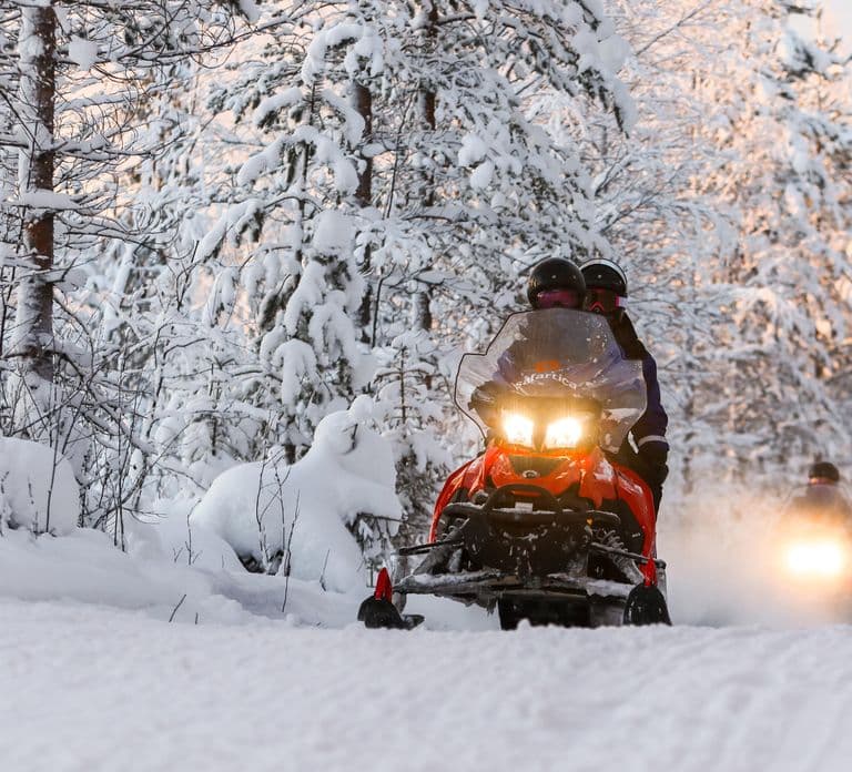 Rovaniemi: Wioska Świętego Mikołaja i wyprawa skuterami śnieżnymi na farmę reniferów