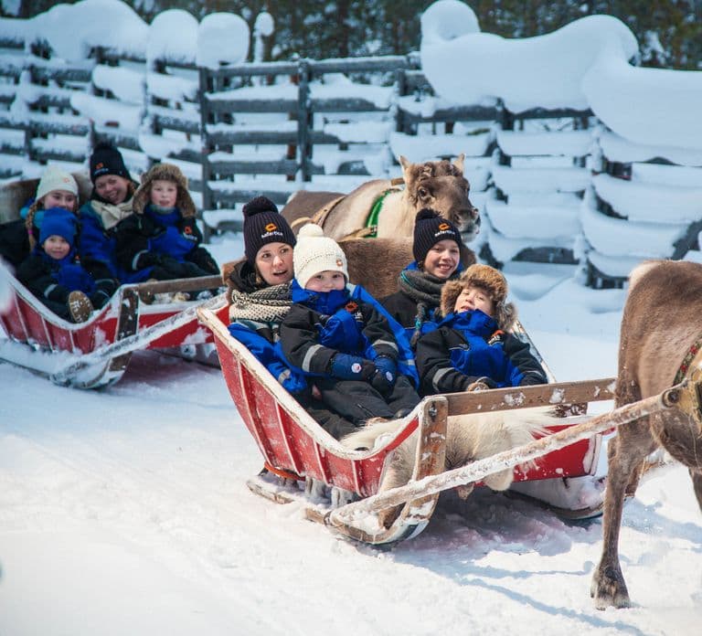Rovaniemi: Villaggio di Babbo Natale e motoslitta verso un allevamento di renne
