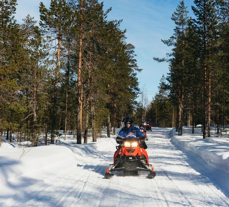 Rovaniemi: Schneemobil- und Eisfischen-Abenteuer mit Mittagessen