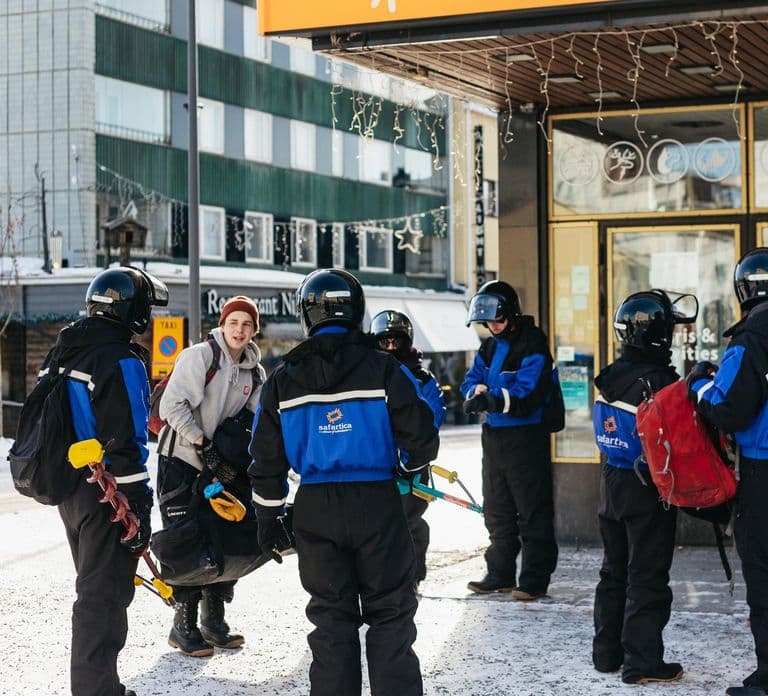 Rovaniemi: Aventura de Snowmobile e Pesca no Gelo com Almoço