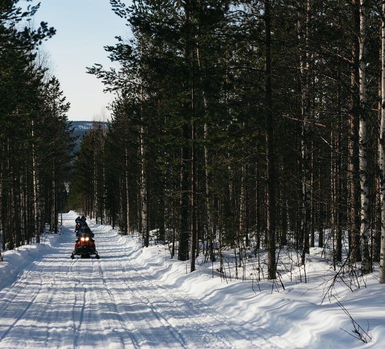 Rovaniemi: Aventura de Snowmobile e Pesca no Gelo com Almoço