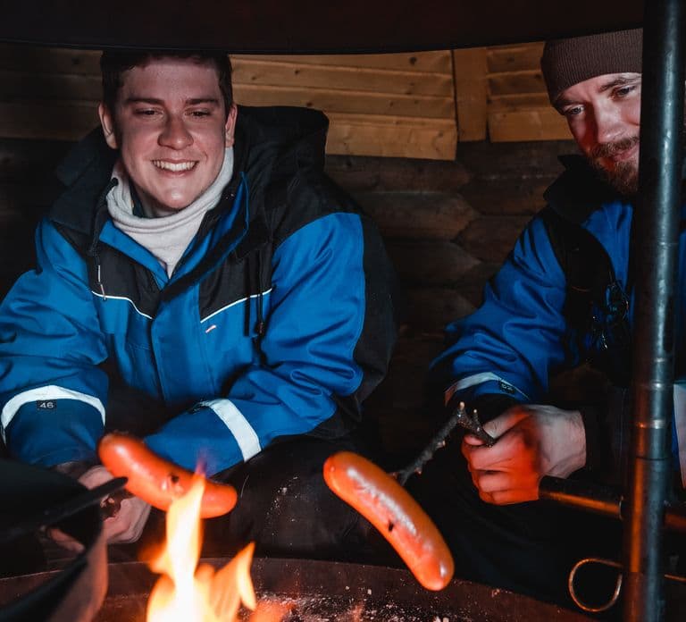 Rovaniemi: Safari en moto de nieve y velada junto a la hoguera