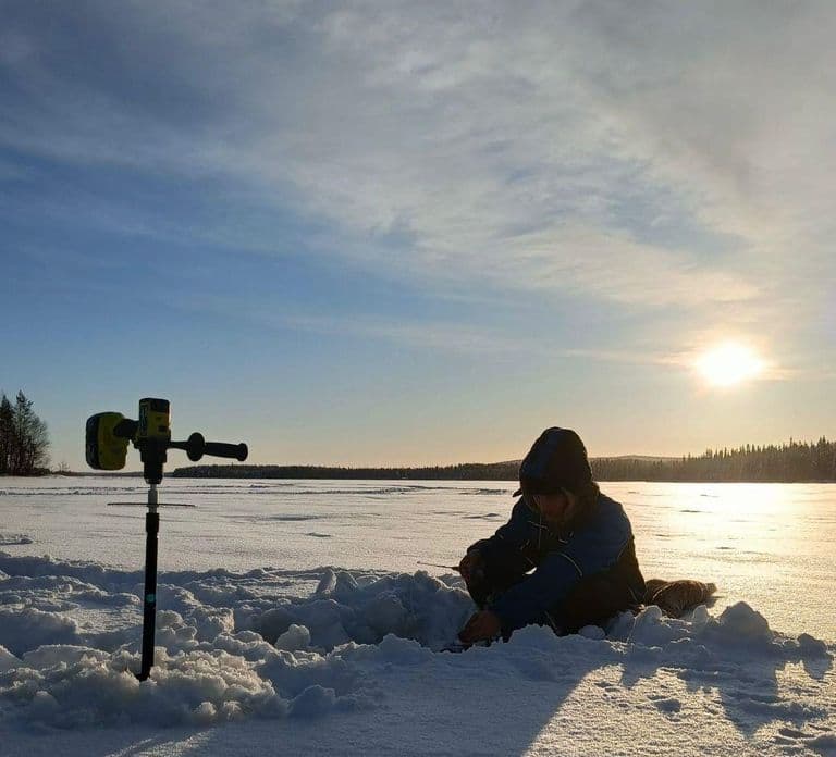 Rovaniemi : Balade en traîneau à motoneige, pêche sur glace et feu de camp