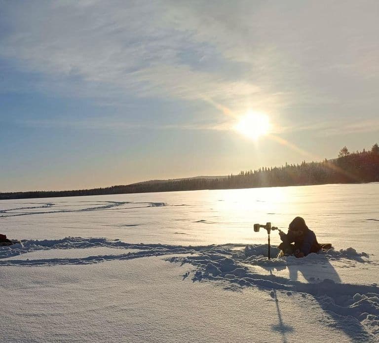 Rovaniemi : Balade en traîneau à motoneige, pêche sur glace et feu de camp