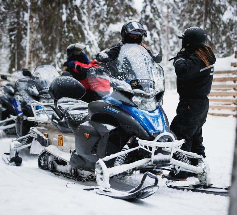 Rovaniemi: Schneemobil-Tour und Rentier-Erlebnis
