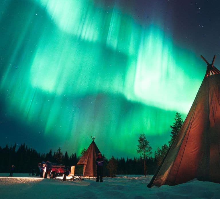 Rovaniemi: Snowtrain to Northern Lights Camp