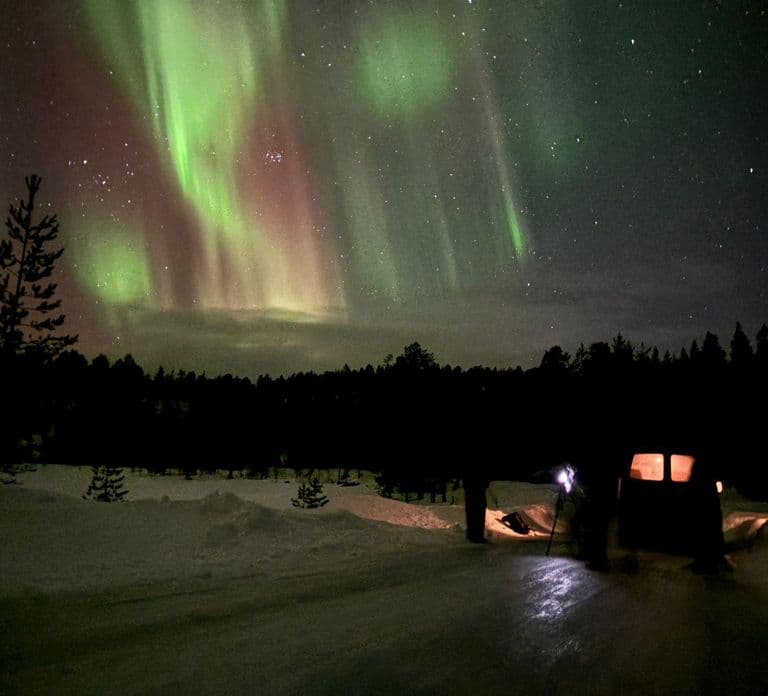 Saariselkä: Excursão de Caça à Aurora com Especialistas em Luzes do Norte
