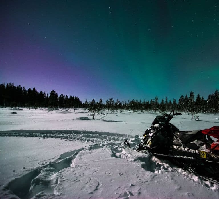 Saariselkä: Avond-sneeuwscootertocht met vuur & picknick