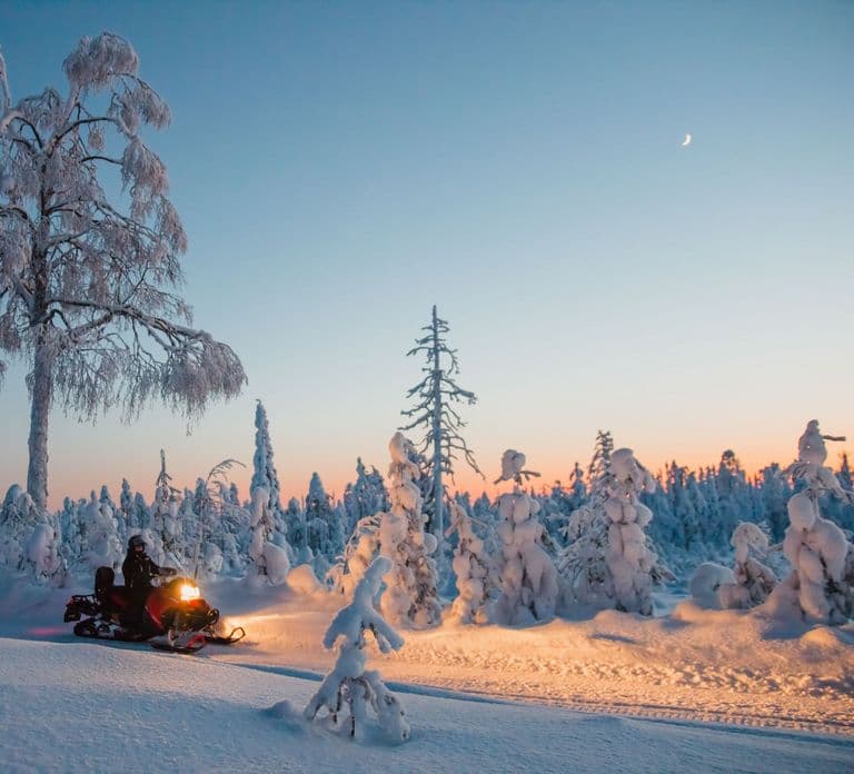 Saariselkä: Avond-sneeuwscootertocht met vuur & picknick
