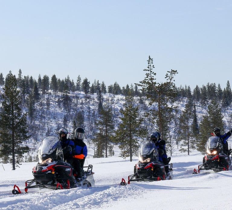 Saariselkä : Safari de pêche sur glace en motoneige