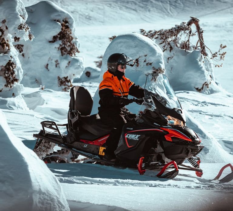 Saariselkä: Passeio de Snowmobile com Bebidas Quentes