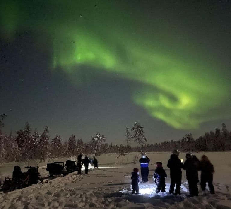Ylläs : Safari en motoneige sous les aurores boréales avec transferts