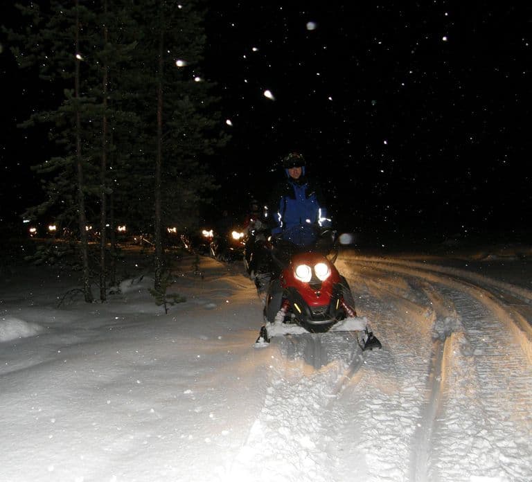 Ylläs : Safari en motoneige sous les aurores boréales avec transferts