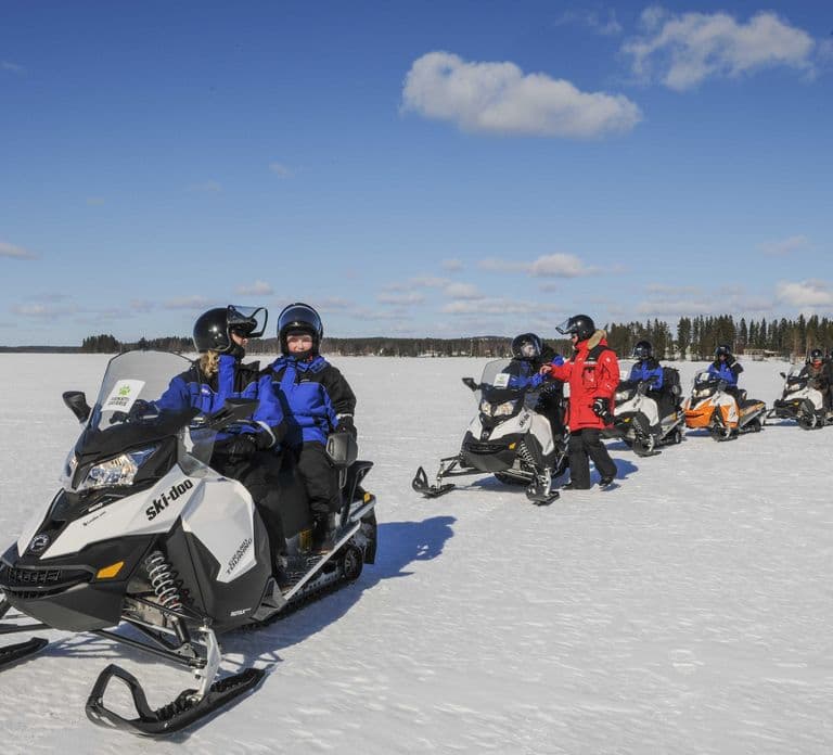Vuokatti: Schneemobil-Safari mit Snacks und heißen Getränken