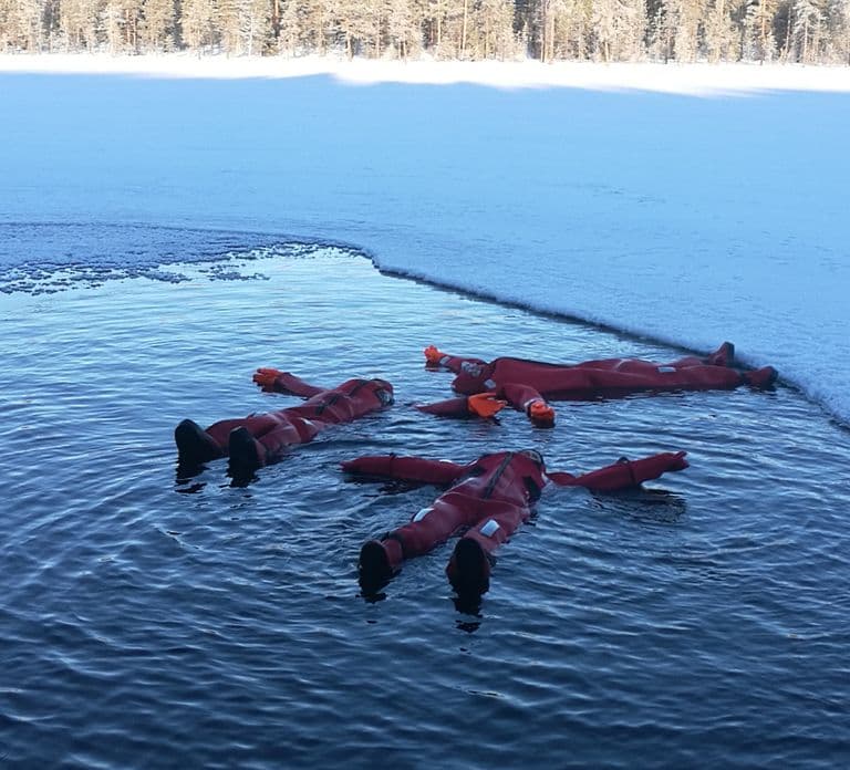 Ylläs: Lake Ylläsjärvi Ice-Floating Experience