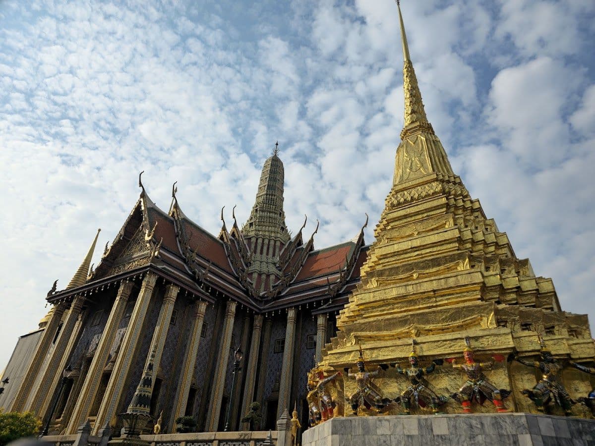 [JOIN TOUR] Guided tour in Grand palace & Emerald Buddha
