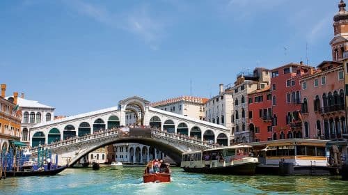Venetian Gondola Serenade: Een Romantische Reis Privé Dagtocht
