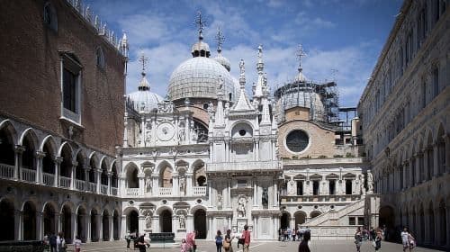 Venetië: Tour door de Basiliek en het Dogepaleis met gondelvaart