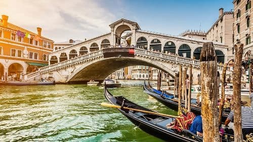 Venezia: Tour esclusivo in gondola del Canal Grande e luoghi segreti