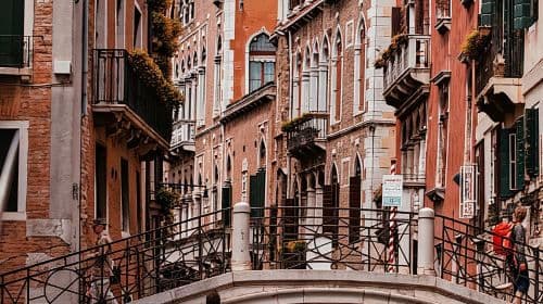 Venezia: Giro in gondola sotto il Ponte dei Sospiri e tour giornalieri con audioguida premium