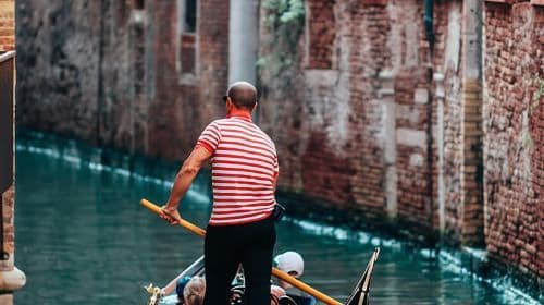 Venezia: Giro in gondola sotto il Ponte dei Sospiri e tour giornalieri con audioguida premium