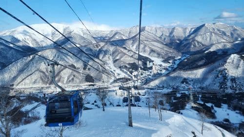 Lekcje jazdy na nartach dla dorosłych (w języku chińskim) w Naeba Ski Resort w Niigata są dostępne z karnetem narciarskim.