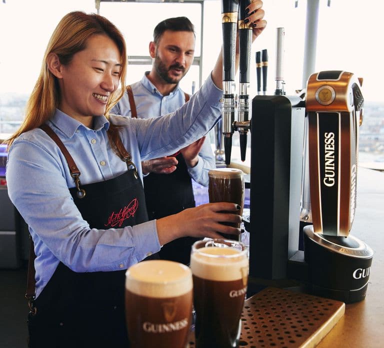 Dublino: Biglietto per la Guinness Storehouse e tour in autobus Hop-on Hop-off