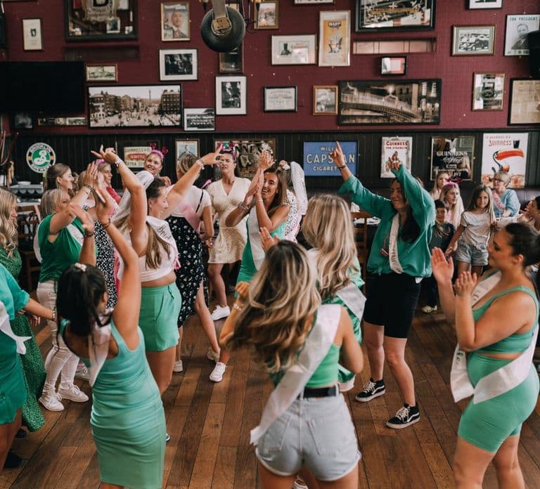 Dublín: Espectáculo de música y danza irlandesa con clase de baile