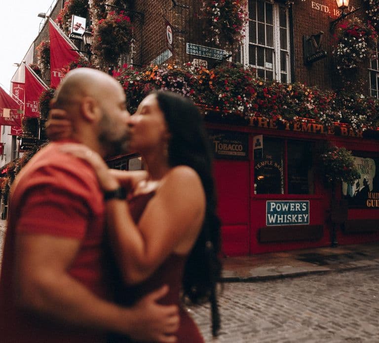 Dublin: Pints & Portraits Irish Pub Photoshoot Experience
