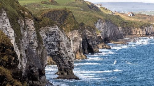 Belfast: Giant's Causeway Tour and 2-Day Open Top-Bus Tour