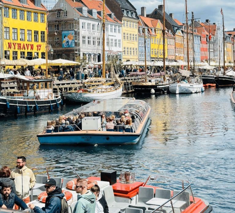 Copenhague: Tour por el Palacio Rosenborg y crucero por los canales