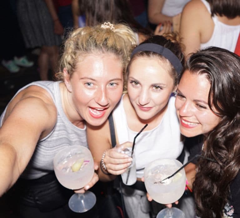 Porto: PubCrawl with 6 Drinks+VIP Club Entry