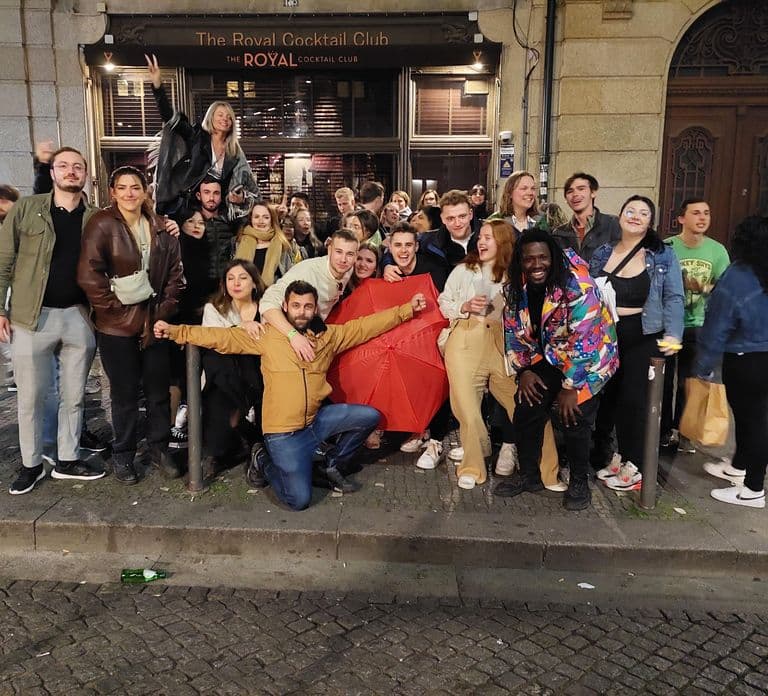 Porto: PubCrawl com 6 bebidas + entrada VIP em boate