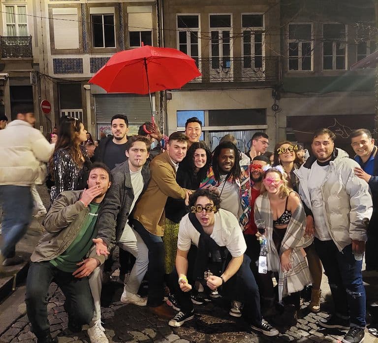Porto: PubCrawl com 6 bebidas + entrada VIP em boate