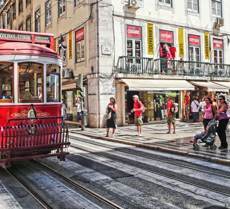 Lisbon's historic old town in a tuk-tuk in German