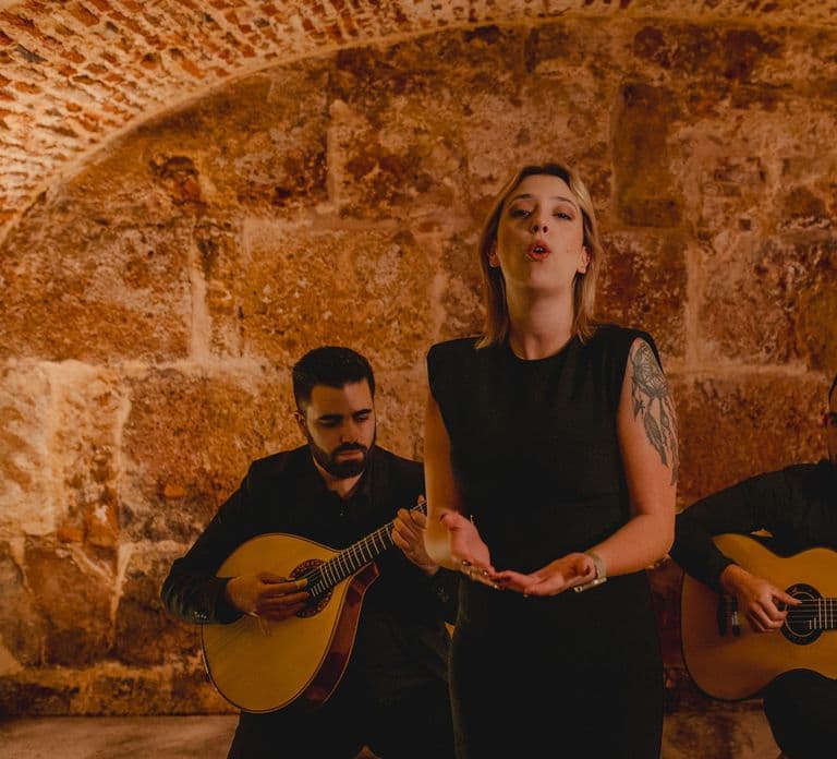 Lisbona: Spettacolo di Fado e vino tra mura medievali