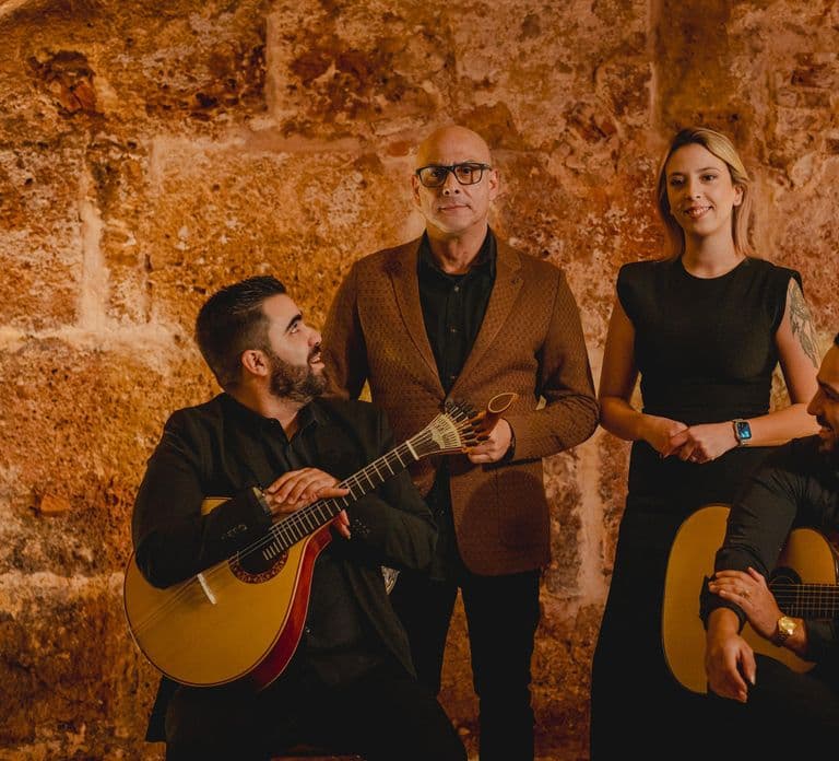 Lisbona: Spettacolo di Fado e vino tra mura medievali