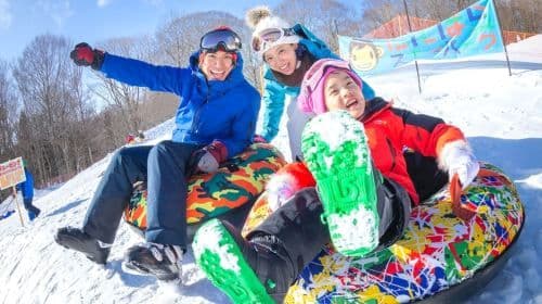 Excursión de 1 día a Otaru + Bibai Snow Land + Shiroi Koibito Park en Hokkaido, Japón: Experiencia de juegos en la nieve