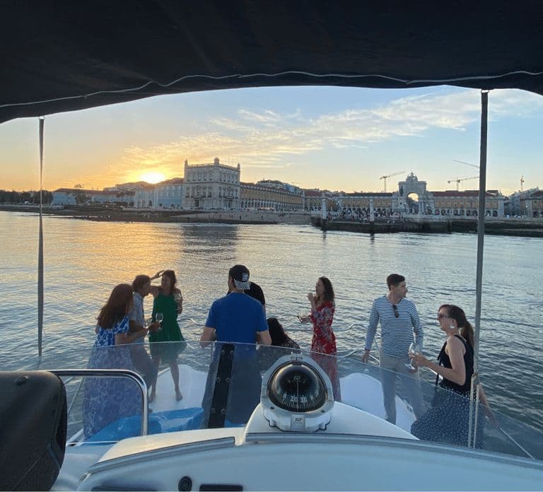 Lisbonne : Excursion privée en catamaran de luxe avec verre de bienvenue