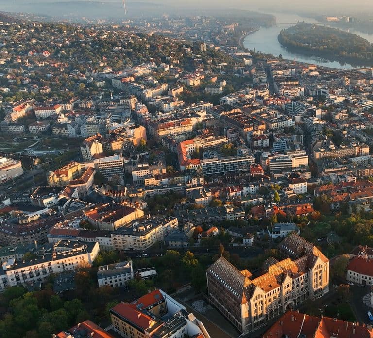 From Vienna: Bratislava& Budapest Day Tour with Photographer