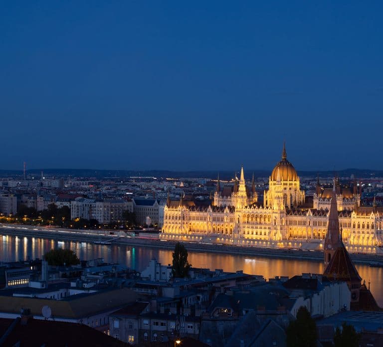 From Vienna: Bratislava& Budapest Day Tour with Photographer